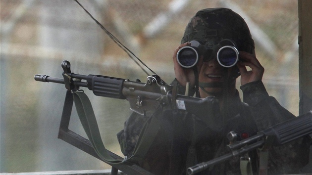 Jihokorejsk pozorovatel sleduje dn na druh stran hranice (5. dubna 2013).