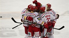 Radost třineckých hokejistů, kteří v pátem semifinále ve Zlíně dominují.