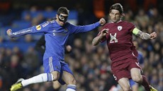 Fernando Torres z Chelsea se pokouší o střelu, kterou blokuje Roman Sharonov z