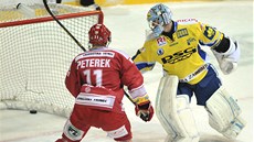 T�inecký úto�ník Jan Peterek st�ílí t�etí gól, zlínský branká�  Jakub Sedlá�ek