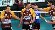 Libere�tí volejbalisté oslavují úsp�né zakon�ení v duelu s Ostravou.