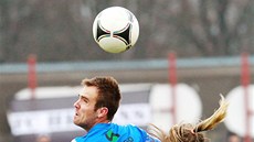 S hradeckou obranou bojuje boleslavský Jasmin ��uk. 