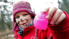 Sbr tisíc velikononích vajíek v parku u brnnského Anthroposu. V bahn a