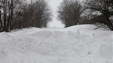 Nesjízdná, sn�hem zavátá silnice v olomouckém kraji mezi obcemi Jívová a