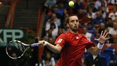 TREFÍ? Srbský tenista Viktor Troicki se trochu krkolomn staví k úderu v zápase