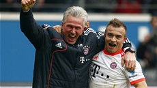 KMET A TALENT. Pi oslavách titulu pro Bayern se objali i proedivlý kou Jupp...