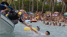 Henrique Capriles zdraví v Chichiriviche své píznivce (29. bezna 2013)