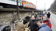 Prohlídka. Betonem zalitý most, který v polovin� 19. století postavil Jan...