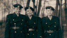 Dvanáctiletí áci vojenské koly na brnnských veletrzích, 1955.