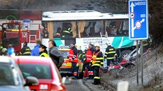 U Rokycan havaroval francouzský autobus plný dtí. (8. dubna 2013) 