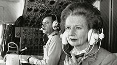 Margaret Thatcherová sedí v kokpitu letadla Royal Air Force bhem letu z...