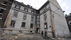 Vtina z deseti dom v Pednádraí je zcela zdevastovaná. (29. dubna 2013)