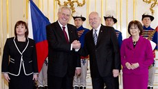 Milo Zeman si srden tiskne ruku se slovenským prezidentem Ivanem Gaparoviem