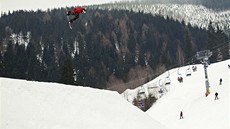 VÍT�Z. Snowboardista Dan Paulí�ek získal na poslední akci sezony Burton �pindl