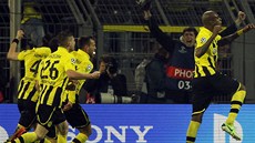 Felipe Santana z Dortmundu (vpravo) a jeho spoluhrái se radují poté, co