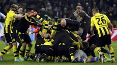 JSME TAM Fotbalisté Dortmundu (vpravo) se radují z postupu do semifinále Ligy