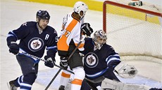 Branká Winnipegu Ondej Pavelec zasahuje, ped ním cloní Wayne Simmonds z