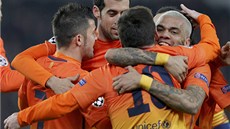 Fotbalisté Barcelony oslavují gól, který práv vstelili.