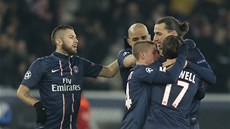 Fotbalisté Paris St. Germain se radují po vsteleném gólu.