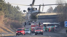 Tragická nehoda francouzského autobusu si vyádala dva ivoty. Jedna studentka zemela na míst, idi autobusu podlehl pozdji tkým zranním v plzeské fakultní nemocnici.