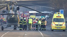 Tragická nehoda francouzského autobusu si vyádala dva ivoty. Jedna studentka zemela na míst, idi autobusu podlehl pozdji tkým zranním v plzeské fakultní nemocnici.