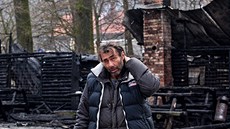 Janu Pokornému alias Indiánovi nejspí�e n�kdo v sobotu brzy ráno zapálil srub,
