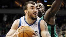 Nikola Pekovi� z Minnesoty se tla�í k bostonskému ko�i, zabránit se mu v tom