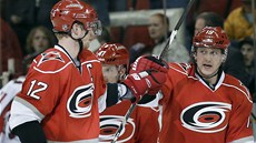 Ji�í Tlustý (vpravo) a Eric Staal z Caroliny se radují z gólu v zápase s
