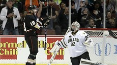 Anaheimský úto�ník Radek Dvo�ák se raduje ze svého prvního gólu po návratu do