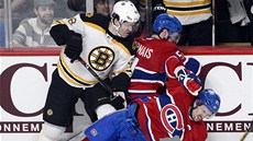 Jaromír Jágr (vlevo) z Bostonu v souboji s montrealským duem Brian Gionta