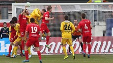 Závar p�ed jihlavským gólmanem Jaromírem Bla�kem.