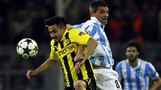 Ilkay Guendogan (vlevo) z Dortmundu v souboji s Jeremym Toulalanem z Malágy.