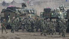 Pozemní jednotky jihokorejského námonictva bhem cviení proti pípadnému