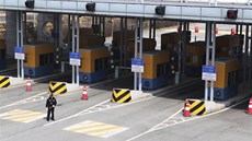 Jihokorejský celník stojí ped prázdnými vjezdy do Kesongu v KLDR.