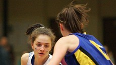 Adéla Drahokoupilová, basketbalistka Karlových Var, v duelu s juniorkou USK