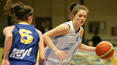 Adéla Drahokoupilová, basketbalistka Karlových Var, v duelu s juniorkou USK