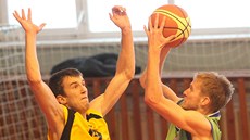 Pavel �íha (vlevo) z Jihlavy brání Daniela Malce ze ��áru.