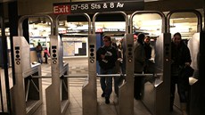Bez jízdenky vás dovnit nepustí - souástí metra v New Yorku jsou turnikety.