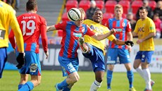 PROTI NOZE. Plze�ský zálo�ník Daniel Kolá� se d�razn� �ene dop�edu v duelu