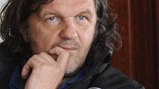 Emir Kusturica v Praze - od eských fanouk dostal husu. (21. 7. 2011)