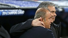 PÁTELSKÝ POZDRAV TRENÉR. José Mourinho z Realu Madrid (vzadu) se vítá s