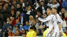 VEDEME! Cristiano Ronaldo z Realu Madrid (vlevo) slaví svj gól do sít