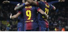 PARÁDA, CHLAPI! Fotbalisté Barcelony se radují z gólu proti Mallorce.