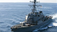 Torpédoborec USS McCain na archivním snímku amerického námonictva (2. dubna