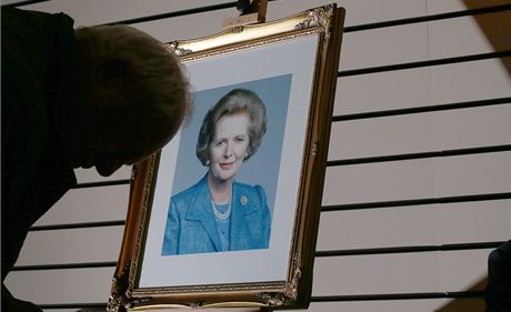 Portrét Margaret Thatcherové u kondolenní knihy v Granthamu