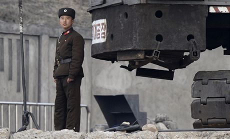 Severokorejský voják hlídkuje na hranici s ínou (11. bezna 2013)