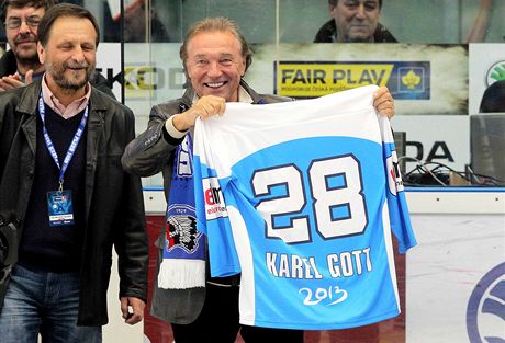 Karel Gott spolukomentoval úterní zápas Viktorie s Mariborem. V minulosti Gott podpoil i plzeské hokejisty. Na snímku ped tvrtým zápasem finálové série se Zlínem,