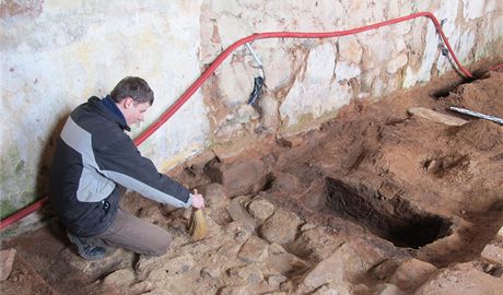 Student archeologie Vojtch Peksa  zaiuje základ pvodní elní zdi gotického