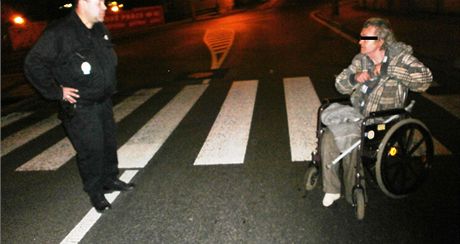 Invalida odmítal ze silnice odjet.