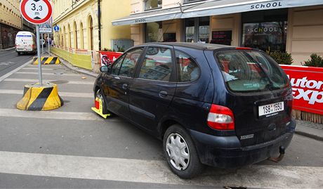 Odstavené auto u diskotéky Karlovy lázn na Starém Mst (12. dubna 2013).